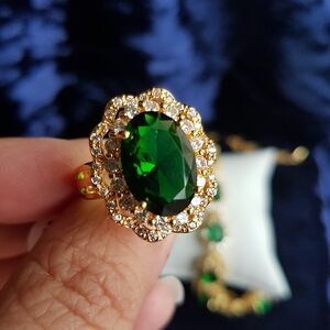 Swarovski Elements 18k Gold Plated Oval Emerald Green Flower Halo Ring NWT